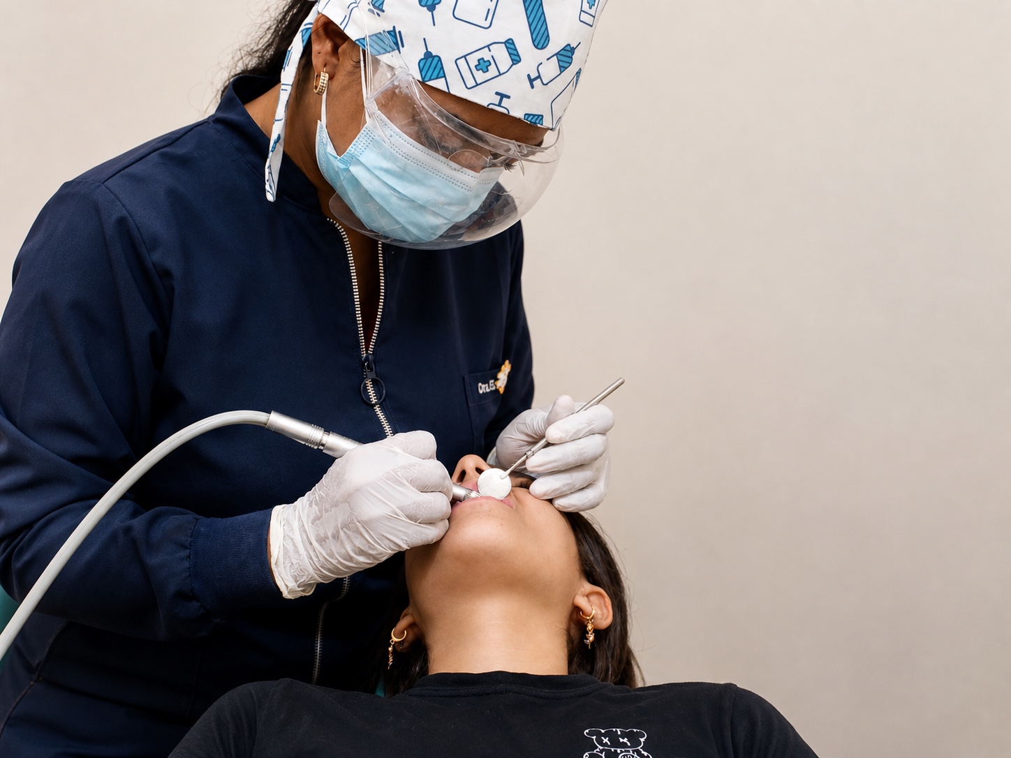 Odontóloga de Zoadent realizando atención dental general a una paciente