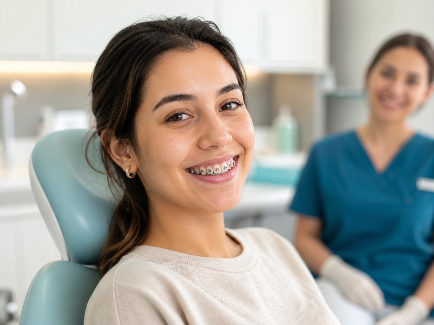 Paciente sonriendo con brackets durante su atención de ortodoncia
